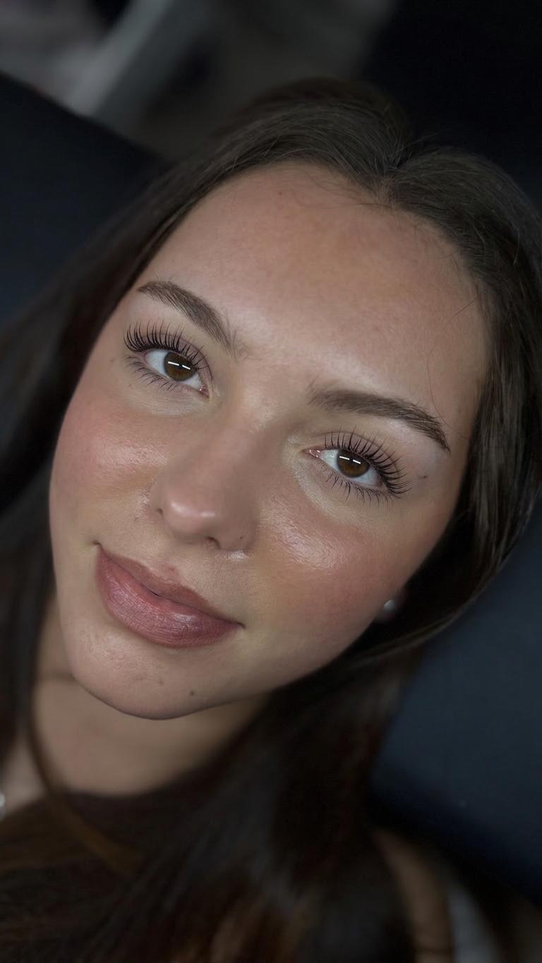 Natürliches Ergebnis mit gelifteten Wimpern und geformten Augenbrauen